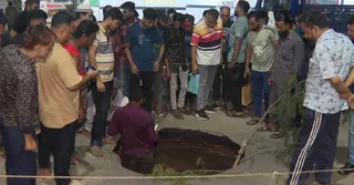 ধানমন্ডির রাস্তায় ওয়াসার পাইপ ফেটে গর্তের সৃষ্টি, যান চলাচলে বিঘ্ন